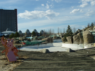 Illustration for article titled The Crumbling Chaos of Abandoned Amusement Parks
